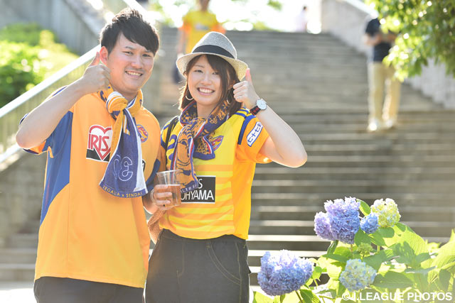 仙台サポーターのカップルがカメラの前でポーズ！【明治安田Ｊ１ 1st 第16節 仙台vs甲府】