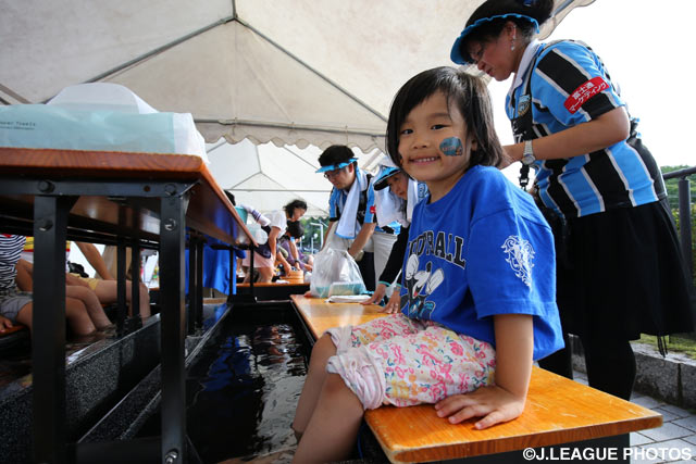 水に足を浸しながらにっこり【明治安田Ｊ１ 1st 第16節 福岡vs川崎Ｆ】