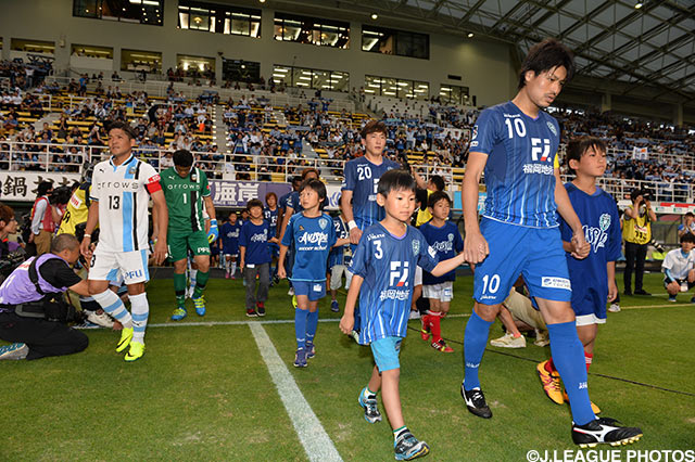 主将を先頭に入場する両チームの選手たち【明治安田Ｊ１ 1st 第16節 福岡vs川崎Ｆ】