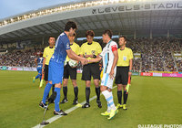 コイントスの際に握手を交わす城後 寿（福岡）と大久保 嘉人（川崎Ｆ）【明治安田Ｊ１ 1st 第16節 福岡vs川崎Ｆ】