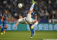 アクロバティックなシュートを狙う大久保 嘉人（川崎Ｆ）【明治安田Ｊ１ 1st 第16節 福岡vs川崎Ｆ】