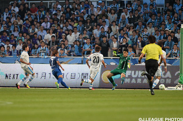相手の隙を突いて先制点を挙げた金森 健志（福岡）【明治安田Ｊ１ 1st 第16節 福岡vs川崎Ｆ】