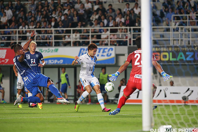 ループシュートで追撃のゴールを挙げた小林 悠（川崎Ｆ）【明治安田Ｊ１ 1st 第16節 福岡vs川崎Ｆ】