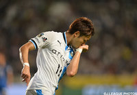 1点差に迫るゴールを挙げた小林 悠（川崎Ｆ）のゴールパフォーマンス【明治安田Ｊ１ 1st 第16節 福岡vs川崎Ｆ】