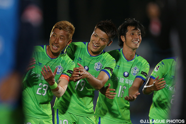 ゆりかごパフォーマンスを行う湘南の選手達【明治安田Ｊ１ 1st 第16節 湘南vs磐田】