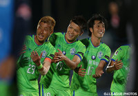 ゆりかごパフォーマンスを行う湘南の選手達【明治安田Ｊ１ 1st 第16節 湘南vs磐田】