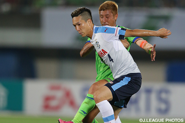 厳しいマークを受ける小林 祐希（磐田）【明治安田Ｊ１ 1st 第16節 湘南vs磐田】