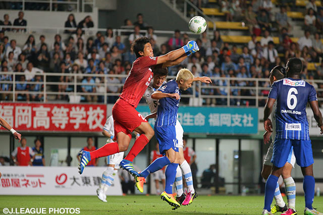 終盤の川崎Ｆの猛攻を凌ぎ切ったイ ボムヨン（福岡）【明治安田Ｊ１ 1st 第16節 福岡vs川崎Ｆ】