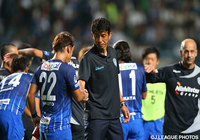 健闘した選手たちを労う井原正巳監督（福岡）【明治安田Ｊ１ 1st 第16節 福岡vs川崎Ｆ】