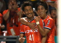 先制点を挙げ祝福される家長 昭博（大宮）【明治安田Ｊ１ 1st 第16節 大宮vs横浜FM】