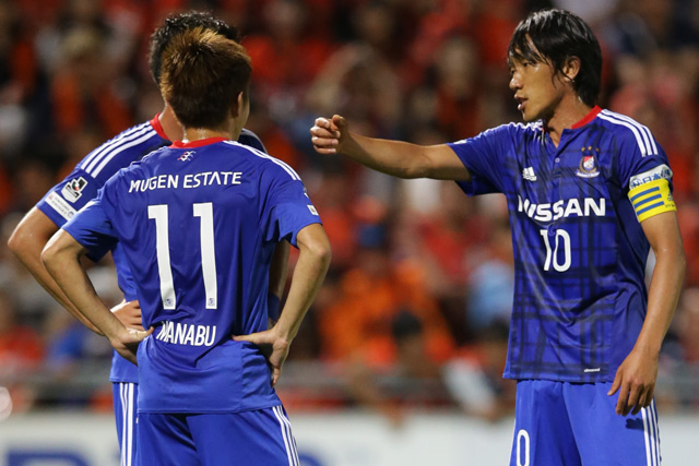 味方にアドバイスを送る中村 俊輔（横浜FM）【明治安田Ｊ１ 1st 第16節 大宮vs横浜FM】