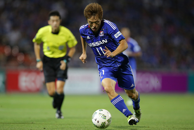 重心の低いドリブルで攻め上がる齋藤 学（横浜FM）【明治安田Ｊ１ 1st 第16節 大宮vs横浜FM】