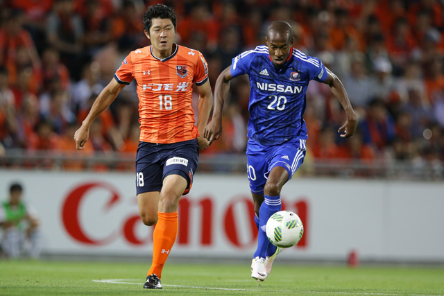 激しいマッチアップを見せるマルティノス（横浜FM）と横山 知伸（大宮）【明治安田Ｊ１ 1st 第16節 大宮vs横浜FM】