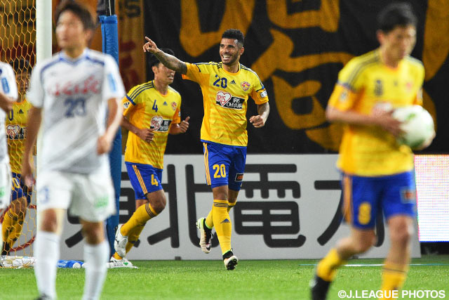 試合を振り出しに戻す同点ゴールを奪取したハモン ロペス（仙台）【明治安田Ｊ１ 1st 第16節 仙台vs甲府】