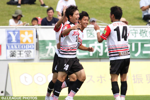 Ｊリーグ初得点となる同点弾を決めた鈴木 達也（盛岡）【明治安田Ｊ３ 第13節 盛岡vs大分】