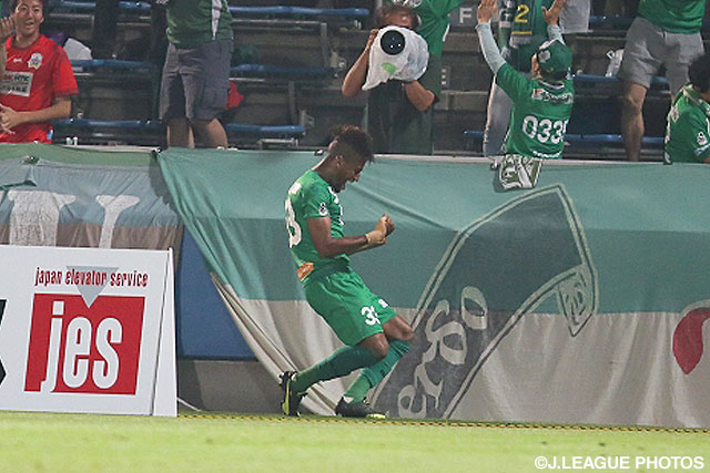 レオミネイロの2得点を挙げる活躍で逆転した岐阜【明治安田Ｊ２ 第19節 横浜FCvs岐阜】