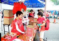 支援募金活動に参加したロアッソくん【明治安田Ｊ２ 第19節 熊本vs讃岐】