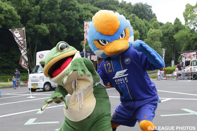 同じポーズをとるゼルビーと一平くん【明治安田Ｊ２ 第19節 町田vs愛媛】