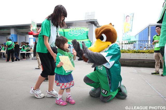 ヴェルディくんとハイタッチをするちびっこサポーター【明治安田Ｊ２ 第19節 東京Ｖvs京都】