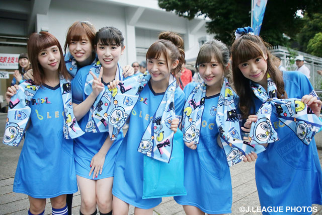 コラボタオルマフラーを巻いた横浜FCスタジアムアイドルのP.IDL【明治安田Ｊ２ 第19節 横浜FCvs岐阜】