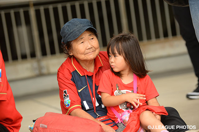 お婆ちゃんの抱っこされるお孫さん。サポートのバトンは確実に次世代