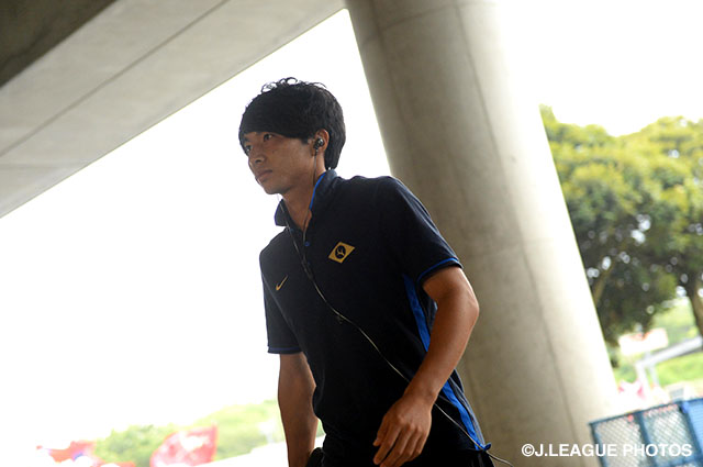スタジアムに到着する柴崎 岳（鹿島）。中盤でゲームをコントロールする重要な役割を担う