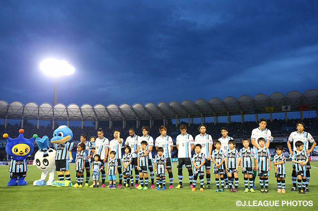 試合前に整列する川崎Ｆの選手たち【明治安田Ｊ１ 1st 第17節 川崎Ｆvs大宮】