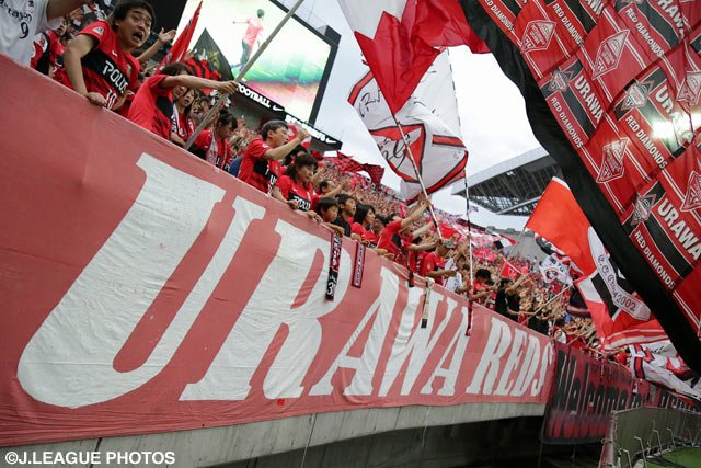 ゴール裏最前列で盛り上げる浦和のファン・サポーター【明治安田Ｊ１ 1st 第17節 浦和vs神戸】