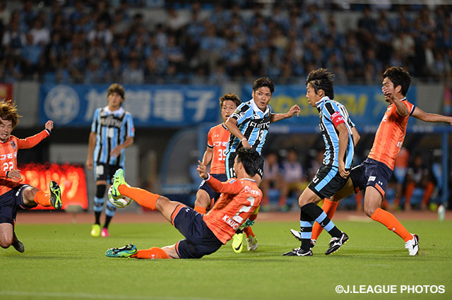 シュートを放つ大久保 嘉人。前半は積極的にゴールに迫るも無得点【明治安田Ｊ１ 1st 第17節 川崎Ｆvs大宮】