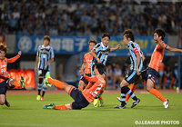 シュートを放つ大久保 嘉人。前半は積極的にゴールに迫るも無得点【明治安田Ｊ１ 1st 第17節 川崎Ｆvs大宮】