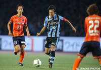 ボール奪取から鮮やかなスルーパスで先制点をお膳立てした中村 憲剛（川崎Ｆ）【明治安田Ｊ１ 1st 第17節 川崎Ｆvs大宮】