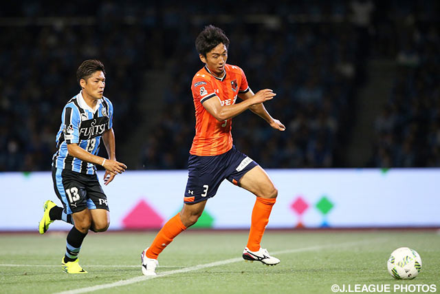 大久保 嘉人（川崎Ｆ）と激しい攻防を繰り広げた河本 裕之（大宮）【明治安田Ｊ１ 1st 第17節 川崎Ｆvs大宮】