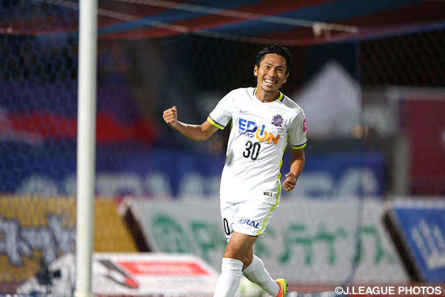 16分に左足で先制ゴールを決めた柴﨑 晃誠（広島）【明治安田Ｊ１ 1st 第17節 甲府vs広島】