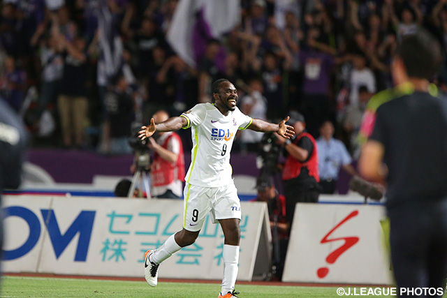 80分にダメ押しとなる今季12点目のゴールを決めたピーター ウタカ（広島）【明治安田Ｊ１ 1st 第17節 甲府vs広島】