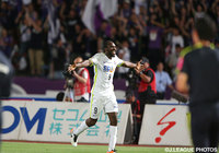 80分にダメ押しとなる今季12点目のゴールを決めたピーター ウタカ（広島）【明治安田Ｊ１ 1st 第17節 甲府vs広島】