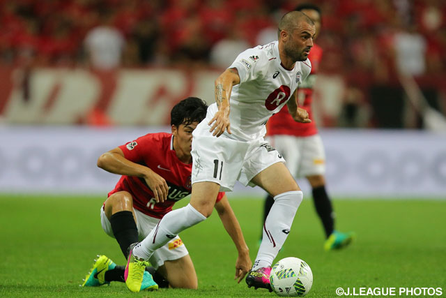 ゴール前の混戦からレアンドロが押し込み、1点を返した神戸【明治安田Ｊ１ 1st 第17節 浦和vs神戸】
