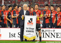 明治安田生命保険相互会社の根岸 秋男社長より優勝ペナントを授与される小笠原 満男（鹿島）【明治安田Ｊ１ 1st 第17節 鹿島vs福岡】