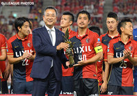 村井 満チェアマンから優勝トロフィーを授与される小笠原 満男（鹿島）【明治安田Ｊ１ 1st 第17節 鹿島vs福岡】