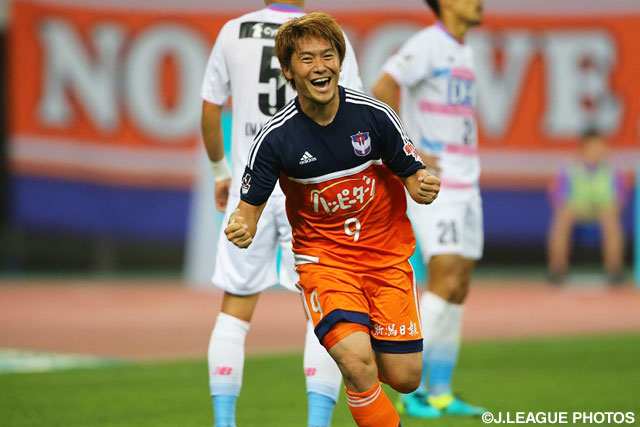 ポストの跳ね返りを冷静に押し込み、決勝ゴールを決めた山崎 亮平（新潟）【明治安田Ｊ１ 1st 第17節 新潟vs鳥栖】