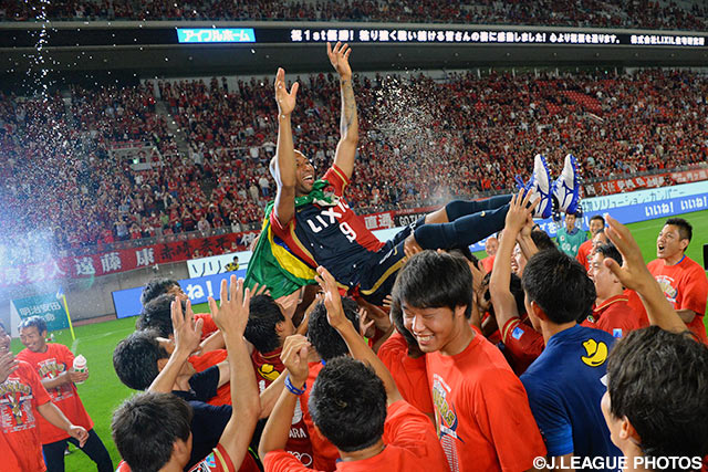 この試合を最後にチームを去るジネイを胴上げ