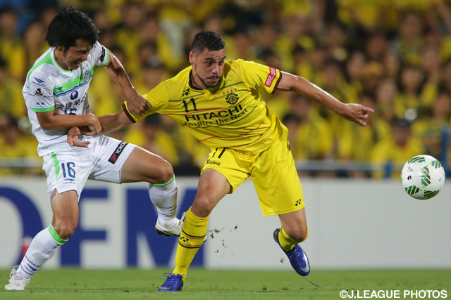 激しいマッチアップを見せる石川 俊輝（湘南）とディエゴ オリヴェイラ（柏）【明治安田Ｊ１ 1st 第17節 柏vs湘南】