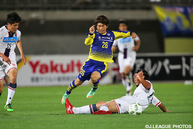 キレのあるドリブルで突破を図る瀬川 祐輔（群馬）【明治安田Ｊ２ 第20節 群馬vs札幌】