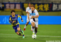 決勝点のきっかけとなるクロスを供給した福森 晃斗（札幌）【明治安田Ｊ２ 第20節 群馬vs札幌】