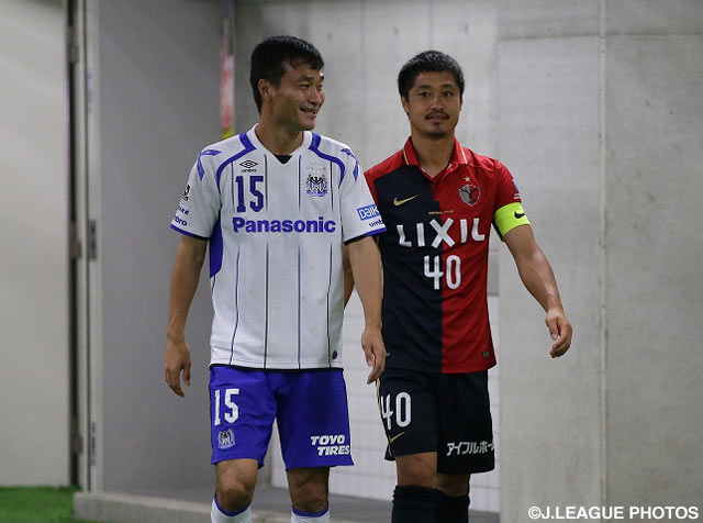 試合前に旧交を温める今野 泰幸（左／Ｇ大阪）と小笠原 満男（右／鹿島）【明治安田Ｊ１ 2nd 第1節 鹿島vsＧ大阪】