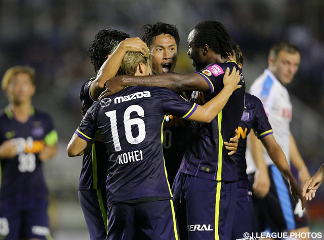 ゴールをした柴﨑 晃誠（広島）をチームメイトが祝福【明治安田Ｊ１ 2nd 第1節 広島vs磐田】