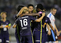 ゴールをした柴﨑 晃誠（広島）をチームメイトが祝福【明治安田Ｊ１ 2nd 第1節 広島vs磐田】