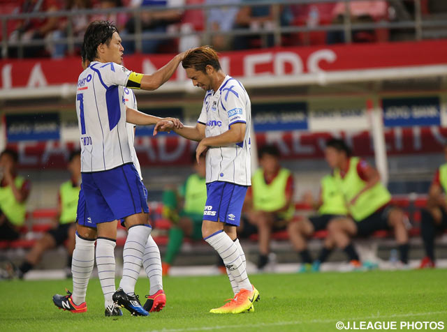 Ｇ大阪の遠藤 保仁（左）が大森 晃太郎（右）を祝福【明治安田Ｊ１ 2nd 第1節 鹿島vsＧ大阪】