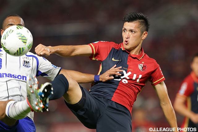 アデミウソン（Ｇ大阪）と競り合う植田 直通（鹿島）【明治安田Ｊ１ 2nd 第1節 鹿島vsＧ大阪】