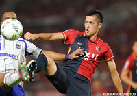 アデミウソン（Ｇ大阪）と競り合う植田 直通（鹿島）【明治安田Ｊ１ 2nd 第1節 鹿島vsＧ大阪】