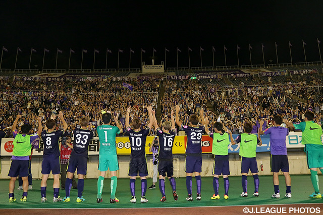 2ndステージ開幕戦白星をファン・サポーターと喜ぶ広島の選手たち【明治安田Ｊ１ 2nd 第1節 広島vs磐田】